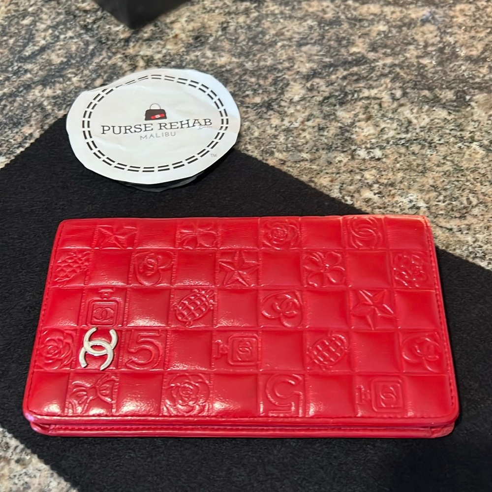 ❤️CHANEL BI FOLD LUCKY CHARM WALLET - Picture 2 of 13